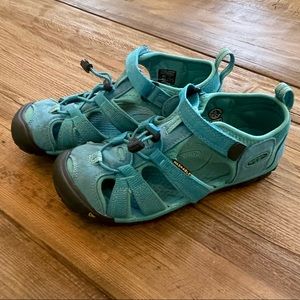 Keen girls water shoe in size 3